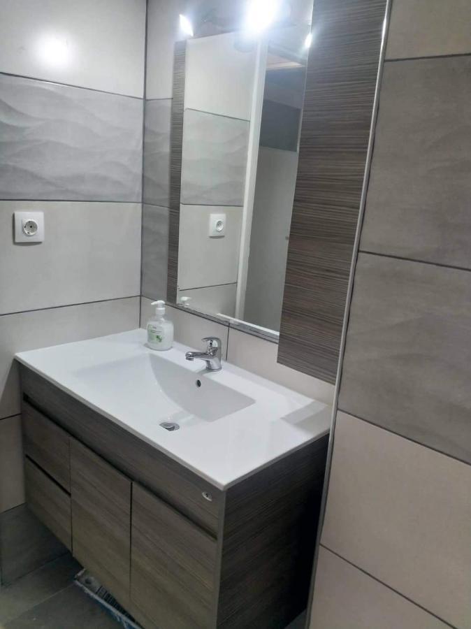 A Convenient Apartment In The Heart Of Athena Bagian luar foto